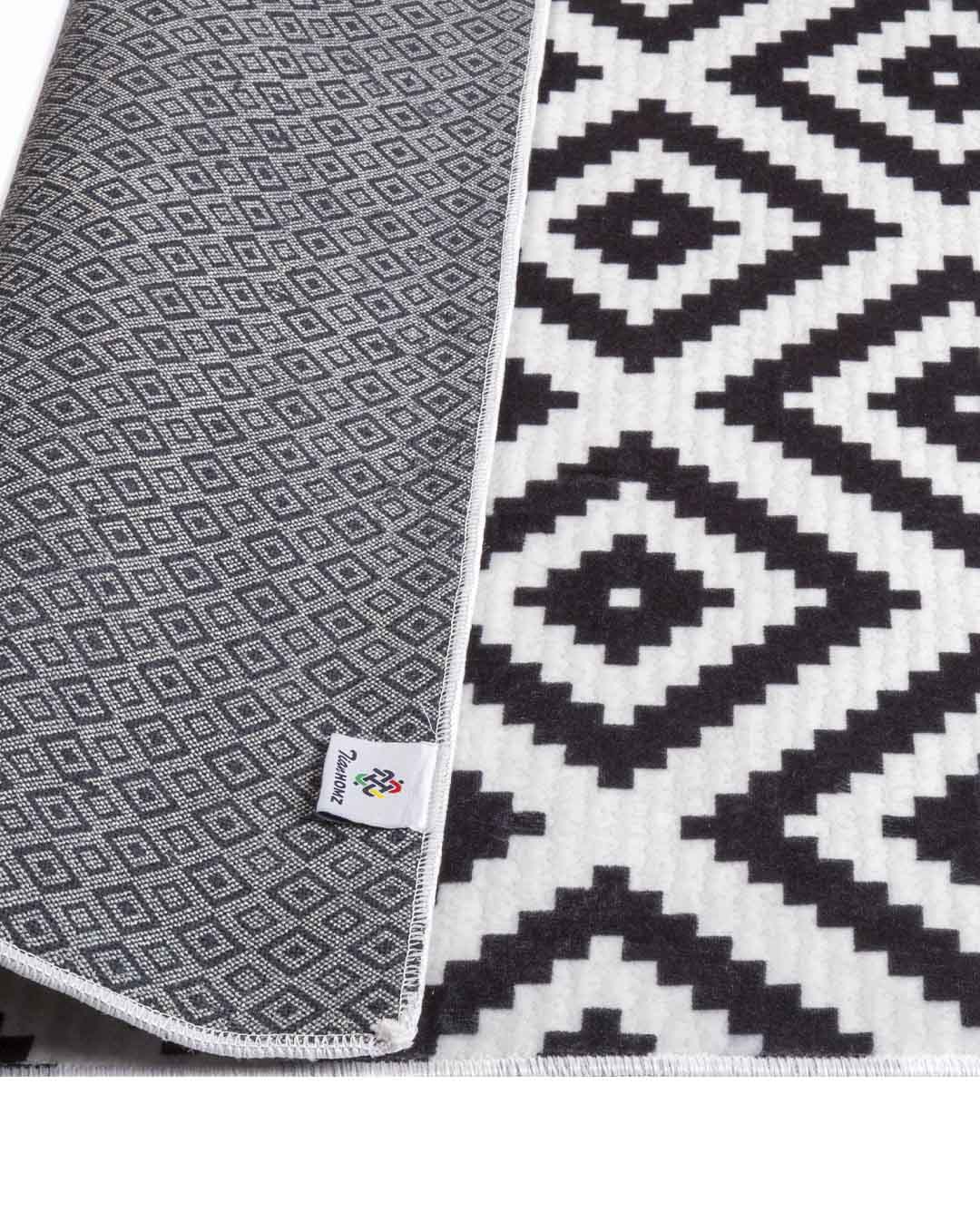 Dina geometric black and white soft and shinny carpet