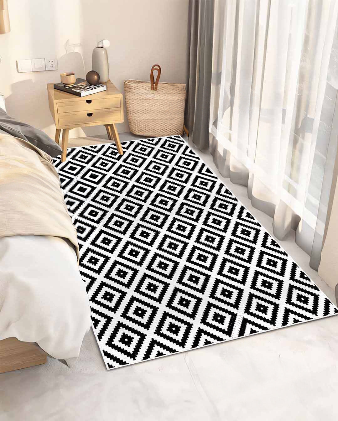 Dina geometric black and white soft and shinny carpet