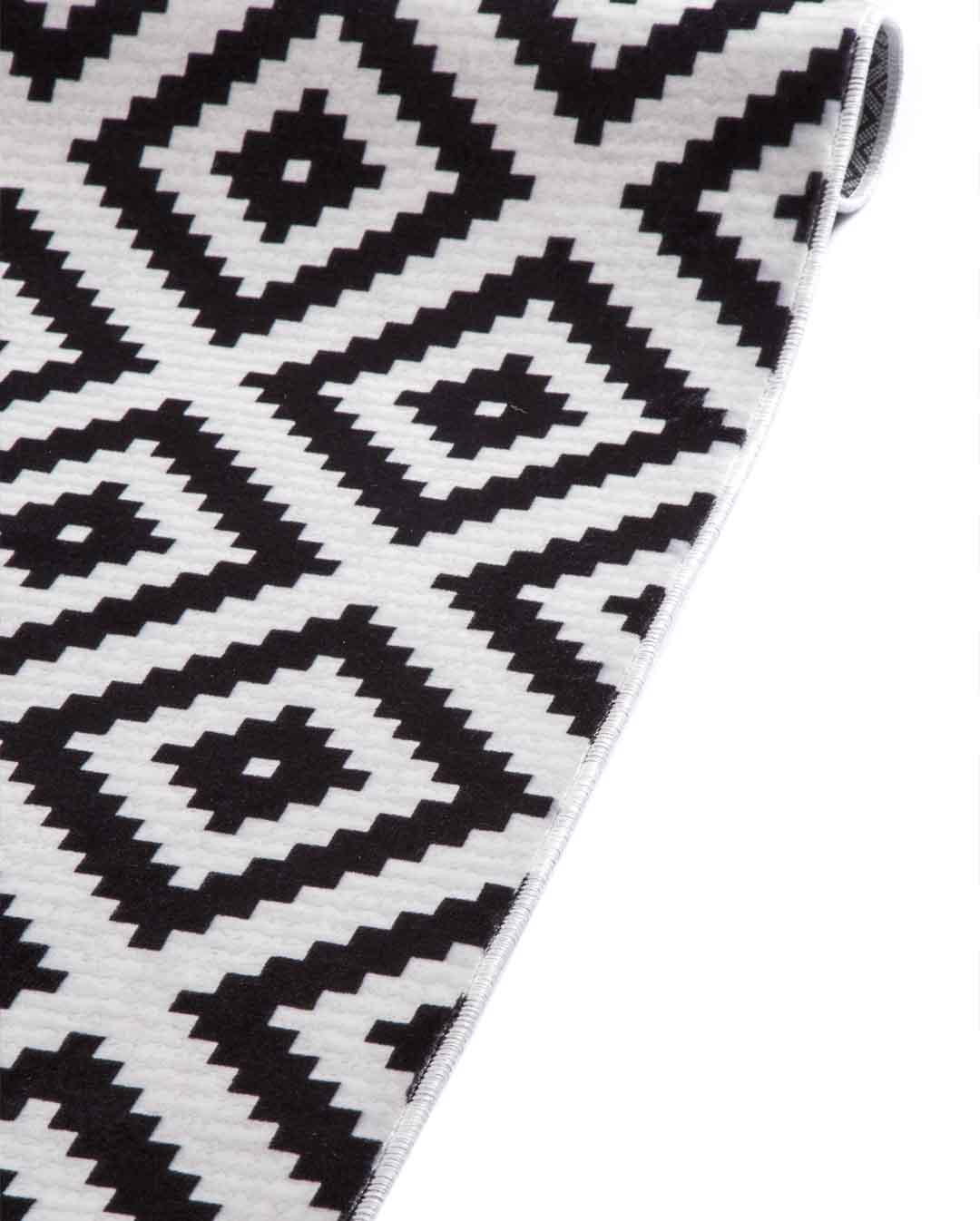 Dina geometric black and white soft and shinny carpet