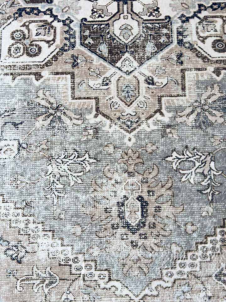 Silver Medallion – Classic Oriental Rug