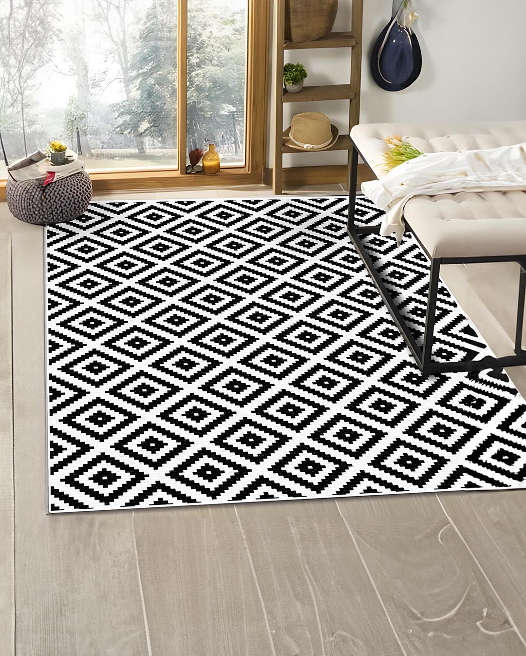 Dina geometric black and white soft and shinny carpet