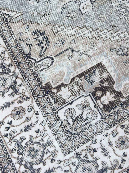 Silver Medallion – Classic Oriental Rug