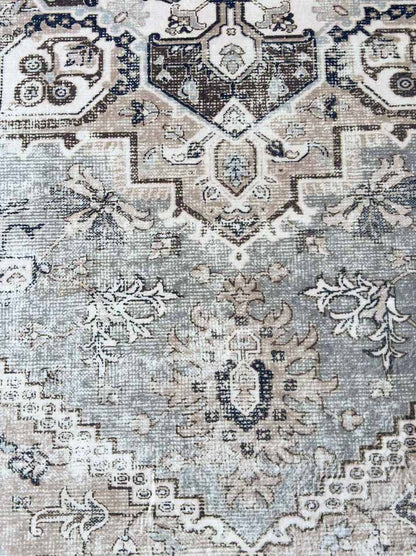 Silver Medallion – Classic Oriental Rug