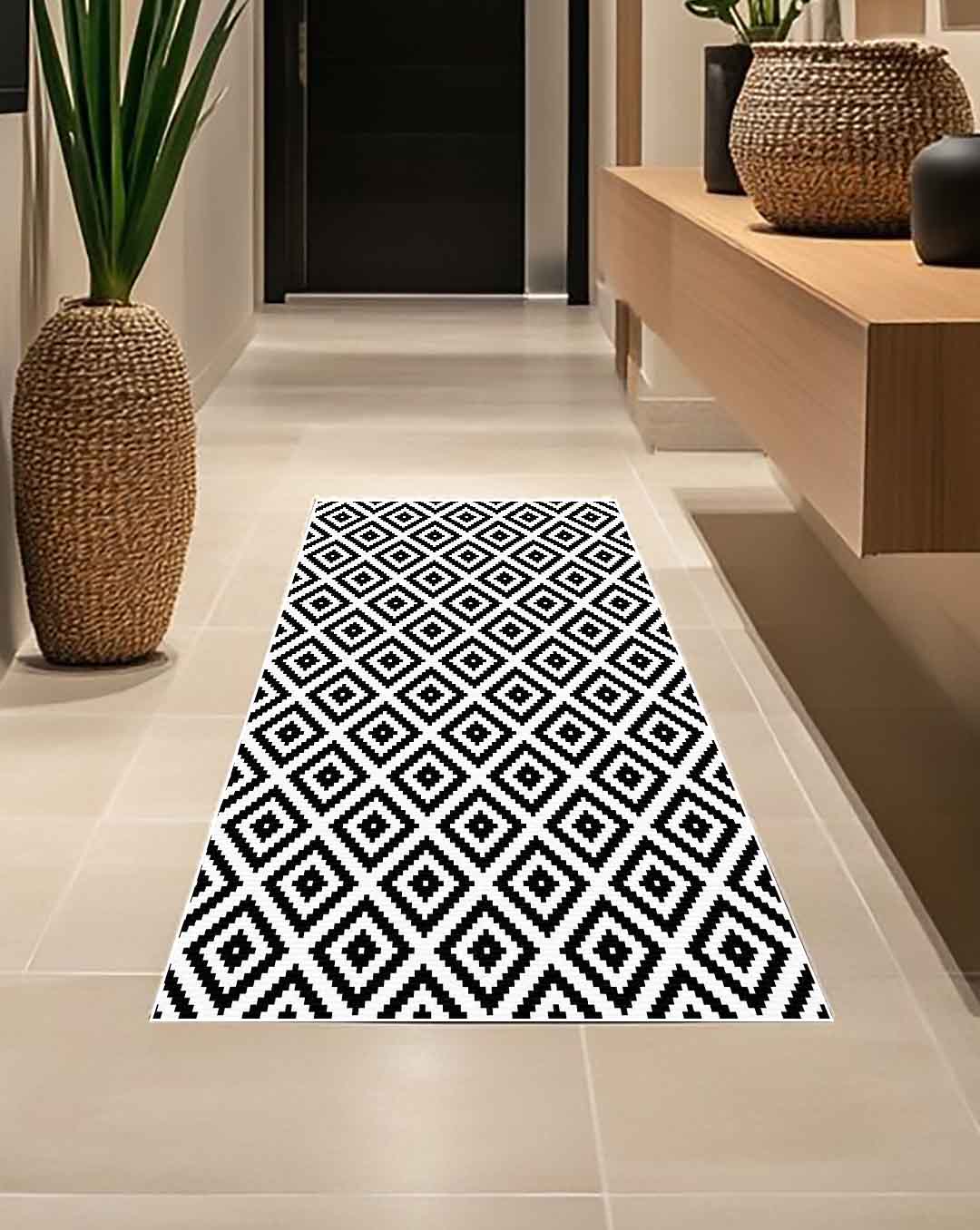 Dina geometric black and white soft and shinny carpet