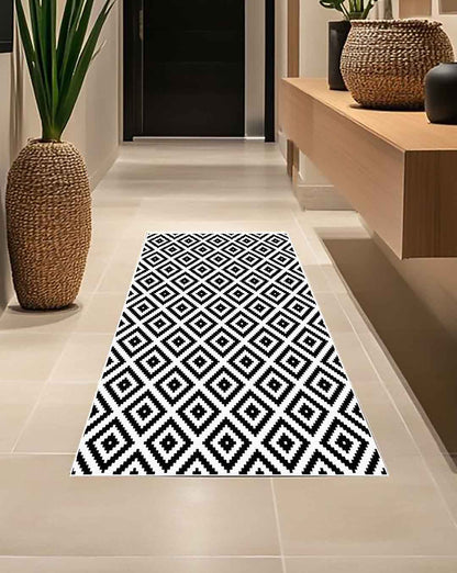 Dina geometric black and white soft and shinny carpet